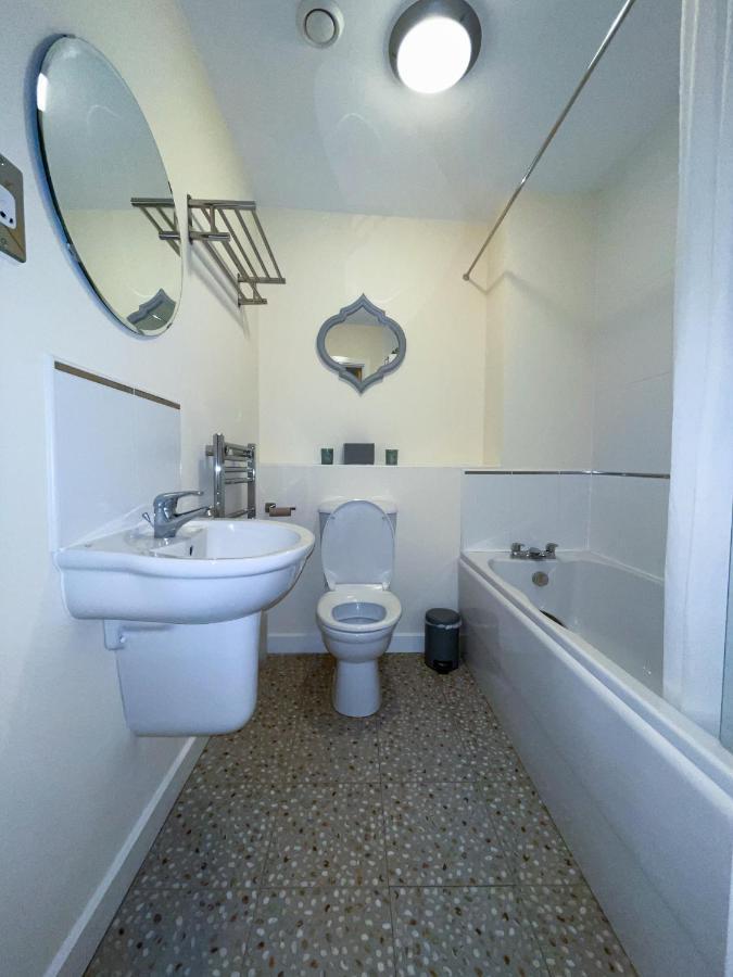Station Side Penthouse Apartment Wolverhampton Bagian luar foto