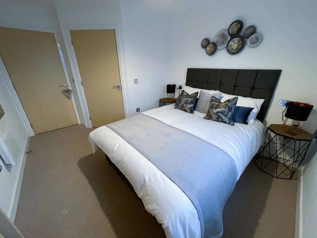 Station Side Penthouse Apartment Wolverhampton Bagian luar foto