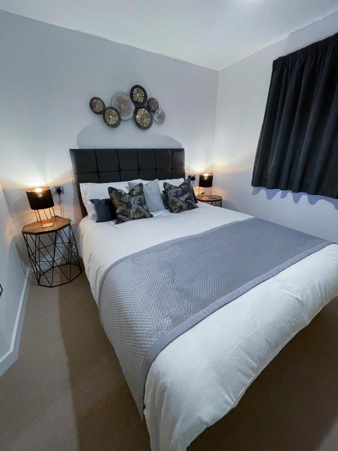 Station Side Penthouse Apartment Wolverhampton Bagian luar foto