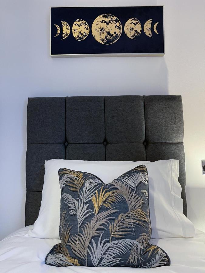 Station Side Penthouse Apartment Wolverhampton Bagian luar foto
